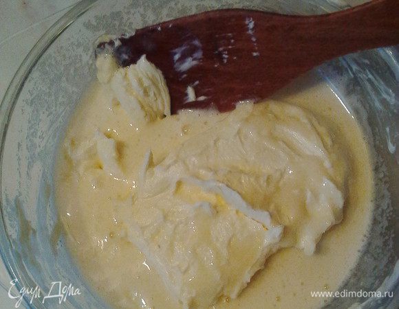 Добавить  масло комнатной температуры (у меня растительно-сливочная смесь), чуть взбить. К этой смеси присоединить  воду, разрыхлитель (можно  соду погасить уксусом), щепотку соли.