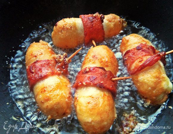 Хватаем за зубочистку и переворачиваем с боку на бок, чтобы равномерно зарумянились.