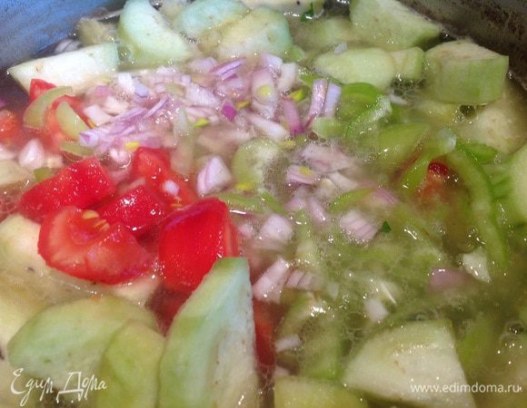Затем выложите баклажаны, помидоры, болгарский перец и лук, варите около 10-12 минут.