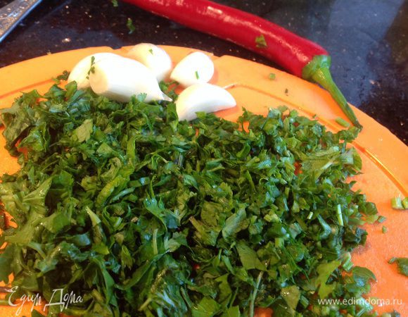 Зелень хорошо промойте, высушите бумажным полотенцем и мелко порубите, чеснок почистите и выдавите прессом, перец чили мелко порубите, добавьте в суп, посолите, приправьте перцем, лавровым листом и хмели-сунели. Через 2 минуты накройте суп крышкой, потушите огонь и дайте настоятся 15-20 минут.