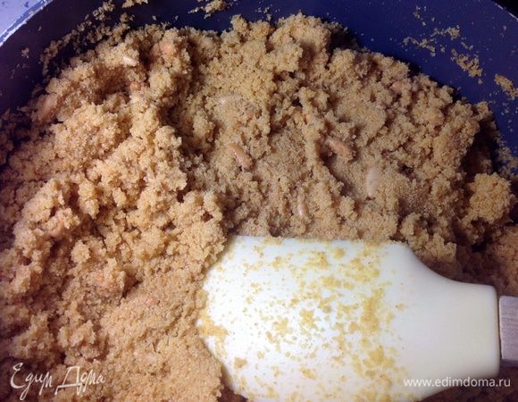 Когда манная крупа станет розоватого цвета и ароматной, а орешки приобретут светло-коричневый оттенок, огонь необходимо выключить.
Обратите внимание на разницу цвета манной крупы на фото в начале жарки (Шаг 5) и в конце. 