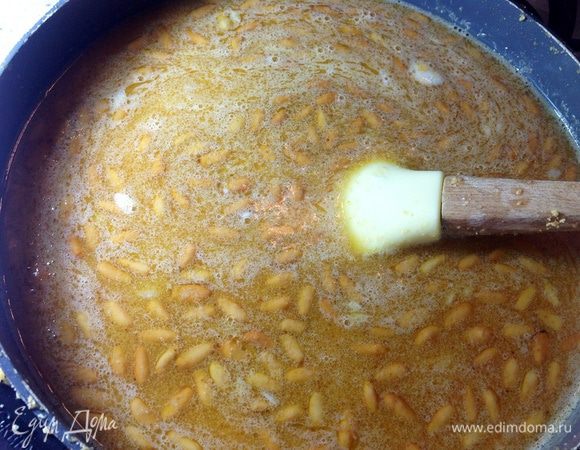 Очень аккуратно влить в сковороду молоко, так как две горячие массы при соединении образуют большое количество пара, а содержимое сковороды очень сильно кипит. 
** Для этого можно воспользоваться половником, наливая на большую деревянную ложку или лопатку, погруженную в сковороду. 