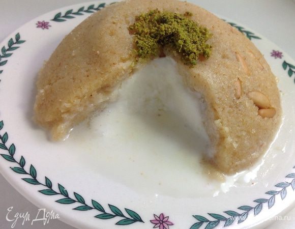 Летний вариант - с мороженым: глубокую миску небольшого размера (например, пиалу для чая) застелить изнутри пищевой пленкой. Выложить халву примерно на 1/3 миски, слегка утрамбовывая ложкой, делая бортики по стенкам посуды. Далее положить мороженое еще на 1/3 посуды (в данном случае – ванильное, но можно использовать любое). Затем заполнить до верха халвой – еще на 1/3 посуды. Верх разровнять. Затем резко опрокинуть вверх дном на плоскую тарелку и аккуратно снять миску вместе с пленкой. Получится ровная круглая горка с мороженым внутри. Посыпать фисташковой мукой. Здесь очень интересное сочетание горячей халвы и холодного мороженого. Подавать необходимо сразу же. 
** Однозначно понравится детям!