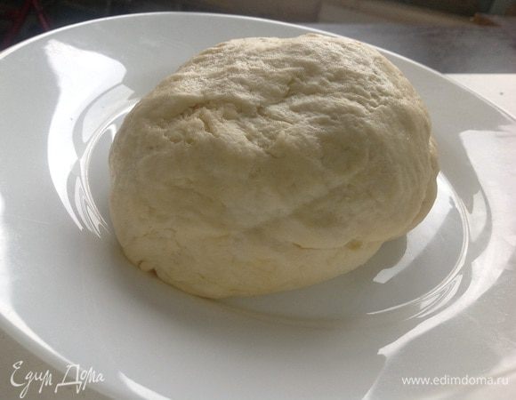 Муку просеять и перетереть с маслом в крошку. Добавить сметану, соль, разрыхлитель и замесить мягкое тесто. По необходимости добавляете муку, пока тесто не перестанет липнуть к рукам! Убрать тесто в холодильник на 15-20 минут.