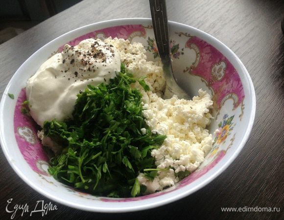 Для начинки. Творог смешать со сметаной, зеленью, солью и перцем.