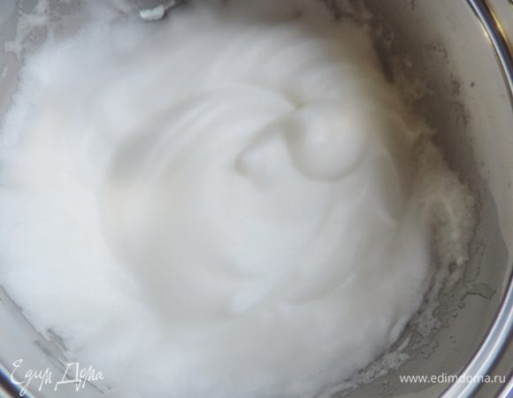 Для бисквита белки взбиваем до устойчивых пиков. Они должны не выпадать из емкости при ее переворачивании. 