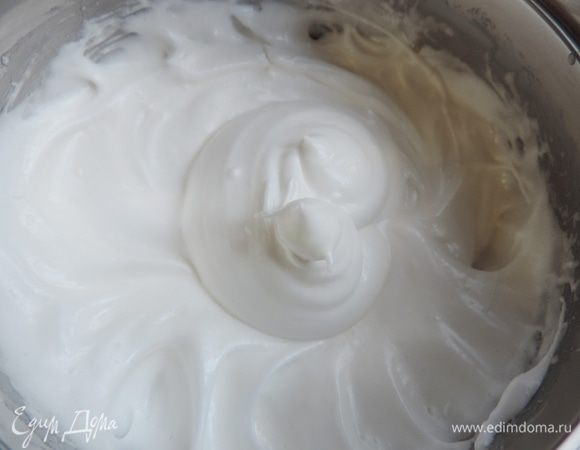 Затем начинаем в несколько приемов добавлять сахар, не прекращая взбивания. Мы должны получить глянцевую блестящую массу с устойчивыми острыми пиками. 