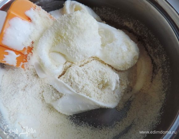 Миндальную муку заранее просеиваем вместе с пшеничной. В два приема вводим сухую смесь в белки, каждый раз аккуратно перемешивая лопаткой.