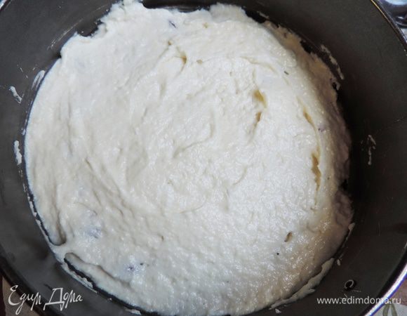 Аккуратно распределяем тесто сверху по вишням.