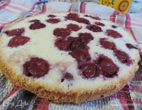 Выпекаем бисквит в разогретой до 160 градусов духовке 15-20 минут. Ориентируйтесь по своей духовке, бисквит должен покрыться румяной корочкой, серединка пружинит при нажатии.