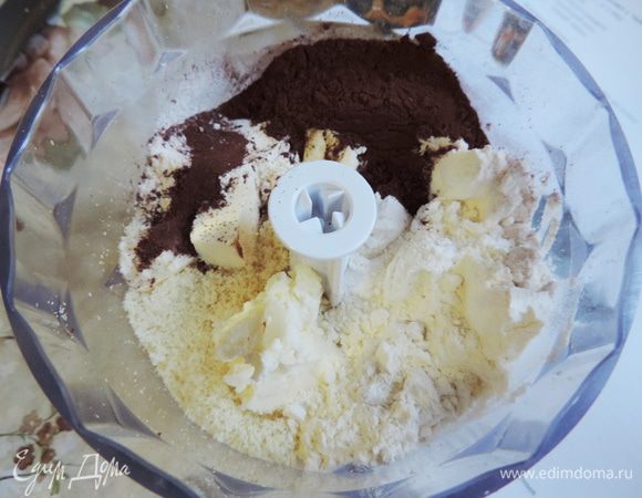 Пока готовится бисквит, займемся штройзелем. Его можно приготовить вручную, можно воспользоваться блендером. Складываем в чашу блендера все ингредиенты, масло должно быть холодным (из холодильника), но не замороженным.