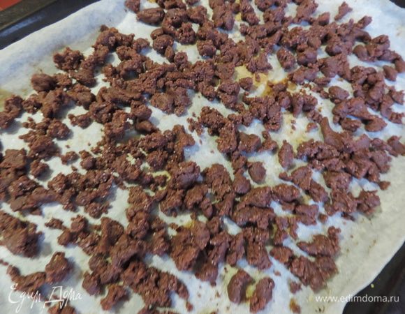 Измельчаем до получения однородной крошки. Равномерно распределяем ее по противню с бумагой. 
Если готовите вручную, просто разотрите все руками до получения крошки.