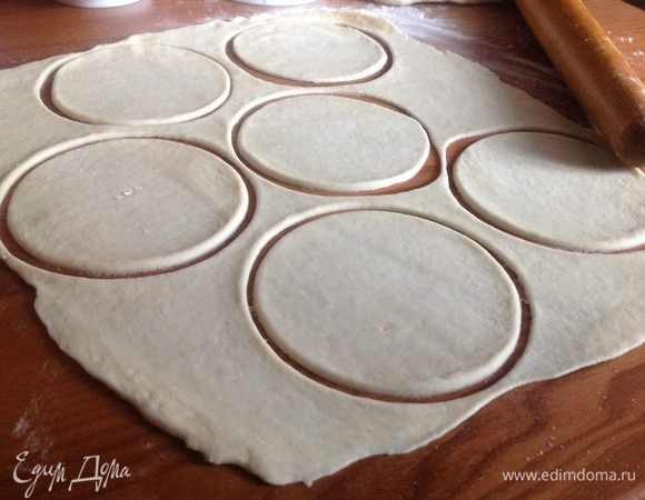 Рабочую поверхность присыпать мукой. Раскатать тесто в пласт толщиной 3-5мм и вырезать формой круги.