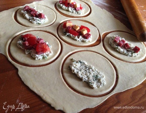 С одной стороны положить начинку: творог, салями, помидоры и сыр.