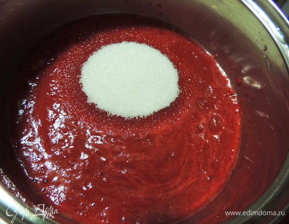 Для приготовления вишневого желе нам понадобится вишня без косточки и "пьяная" вишня.
Обычную вишню пюрируем блендером, добавляем сахар (пробуйте на вкус, вишня у всех разная), я долила пару ложек воды, чтобы разбавить густое пюре.
Доводим пюре до кипения, постоянно помешивая, всыпаем агар (полная чайная ложка без горки) и кипятим 2 минуты. Агар можно заменить желатином, его я советую взять 5-6 грамм, замочить в двух столовых ложках воды, растопить и добавить в немного остывшее пюре после кипячения с сахаром.