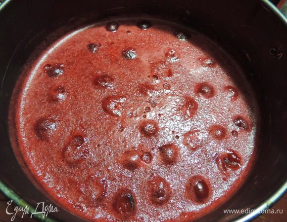 Форму 18 см выстилаем пищевой пленкой, распределяем равномерно "пьяную вишню", заливаем едва остывшим желе. Даем полностью застыть. 
Еще один нюанс, если у вас желе на желатине, его обязательно надо заморозить, если на агаре, то ему достаточно просто застыть в холодильнике, так как оно более плотное.