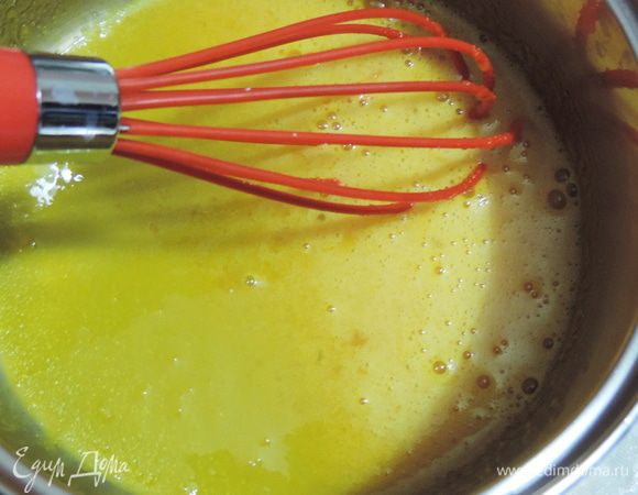 В небольшой кастрюльке или сотейнике немного взбиваем венчиком желтки с сахаром и ванилином. Не старайтесь сильно взбить, нам главное получить однородную массу. 