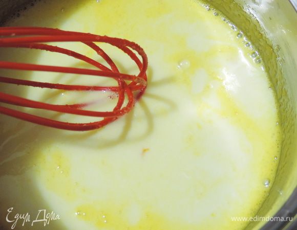 Затем добавляем к ней молоко, можно холодное. И отправляем на медленный огонь. Содержимое кастрюльки постоянно помешиваем. Если у вас есть термометр, доводим массу до 82-83 градусов. Если нет, то как только желтки начнут немного густеть (вы это почувствуете при перемешивании), сразу снимайте кастрюльку с огня. Масса получится густоты очень жидкой манной каши.