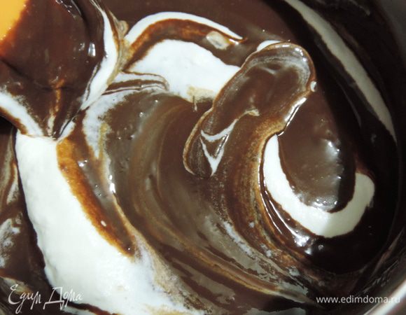 В три приема смешиваем сливки с остывшим до комнатной температуре кремом и аккуратно перемешиваем.