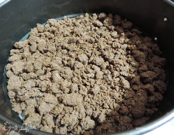 Перед приготовлением мусса дно формы 20 см застелем бумагой, выложим на нее слой штройзеля (немного можно оставить для оформления торта) и уберем в морозилку минимум на 20 минут, можно больше.
На охлажденном штройзеле мусс сразу схватится и не пропитает крошку. Так она останется хрустящей. 