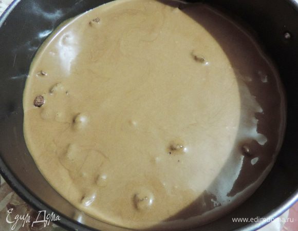 Теперь выливаем примерно треть шоколадного мусса на охлажденный штройзель. Убираем в морозилку, чтобы он начал густеть.