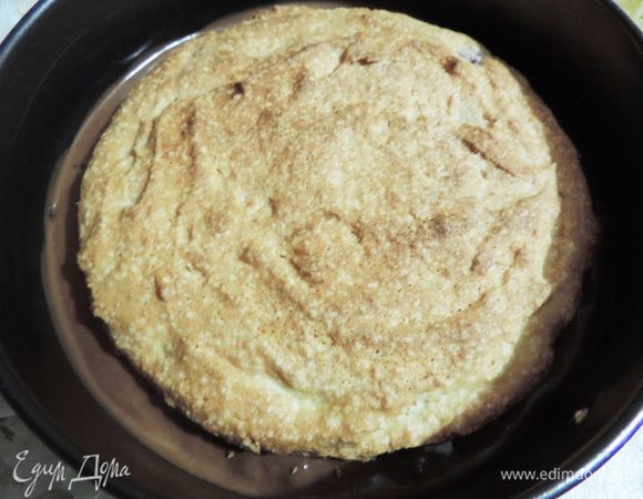 Сверху на слегка застывший мусс кладем бисквит (не забудьте его отцентрировать), снова заливаем третью мусса и убираем в морозилку.