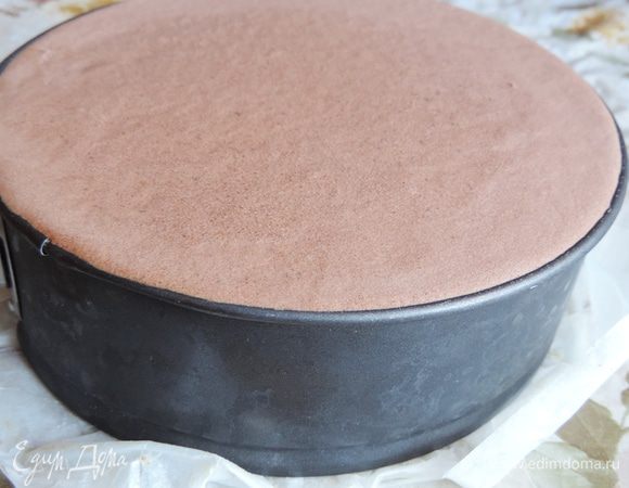 Затем кладем желейный слой и заливаем оставшимся муссом. Убираем в холодильник. Убираем торт в морозилку на 4 часа, а лучше на ночь. Утром бока формы обдуваем феном и снимаем кольцо.