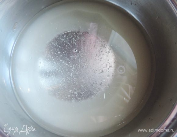 Приступим к финальному этапу - глазурь. Заранее замачиваем желатин (в 4 ст.л. воды) и даем ему набухнуть, затем его растопим.
Смешиваем в сотейнике воду, кондитерскую глюкозу (можно при ее отсутствии заменить жидким светлым медом или инвертным сиропом) и сахар. Доводим до кипения и кипятим еще пару минут, температура должна быть 108 градусов, если есть чем ее измерить. 