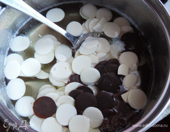 Снимаем с огня и сразу добавляем сгущенку, а затем шоколад. У меня,  скажу справедливости ради, кондитерская шоколадная глазурь.