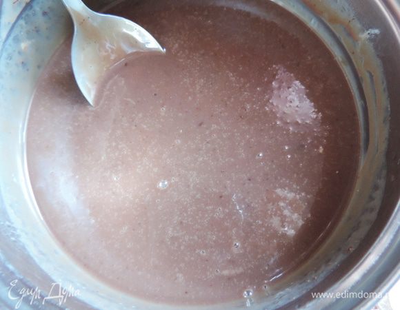 Перемешиваем до однородности, добавляем желатин. Вот такой непрезентабельный цвет готовой глазури.  Если вы не планируете ее  подкрашивать, то делайте из одного черного шоколада.