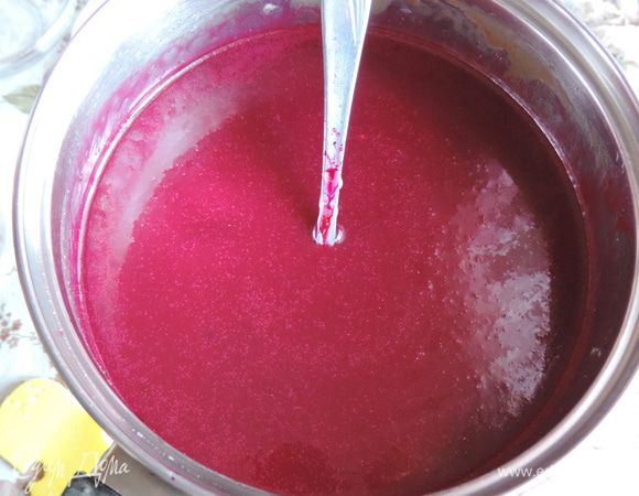 По желанию можно добавить пищевой краситель. У меня сухой вишневый. Перемешиваем аккуратно, чтобы не образовывались пузырьки, если их получилось много, глазурь на торт выливайте через ситечко.