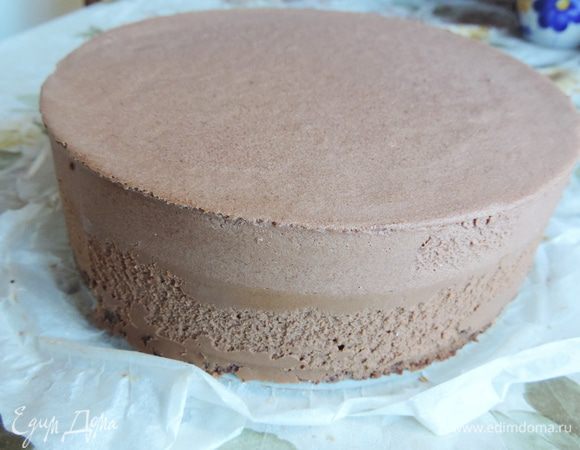 Бока формы обдуваем феном и снимаем кольцо с замороженного торта.
