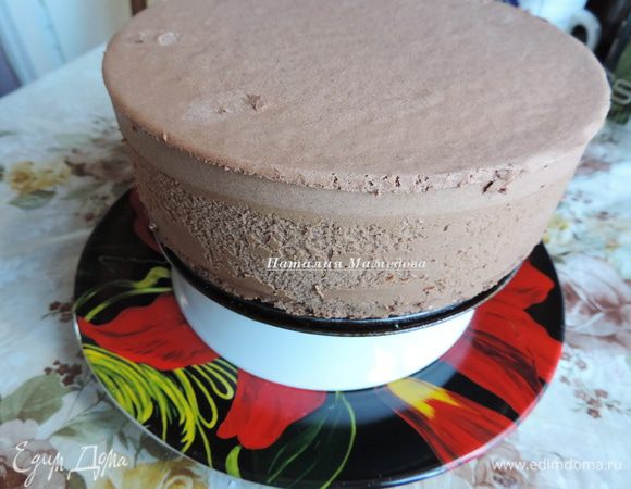 Даем глазури остыть до 30 градусов, она должна начать густеть, и поливаем ей торт. Для этого торт ставим на решетку или на перевернутую глубокую тарелку, под которые ставим большое блюдо, чтобы глазурь туда стекала. 