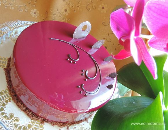 Оформляем торт по вкусу и желанию. Низ торта я оформила крошкой из отложеного штройзеля. Верх украсила заранее подготовленным шоколадным декором, нарисовала растопленным шоколадом завитки