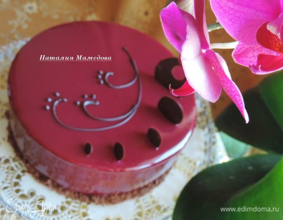 На этом фото видно настоящий цвет глазури - насыщенный темно-вишневый.