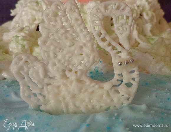  А вот и лебедь в пруду. Во время съемки пострадал немного, бедняга.