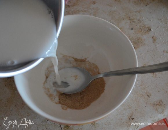 Готовим опару: для этого дрожжи заливаем теплым молоком, тщательно размешиваем. Добавляем 2 ст. л. муки и 1 ст. л. сахара. Перемешиваем и накрываем опару. Поставить в теплое место, пока не поднимется