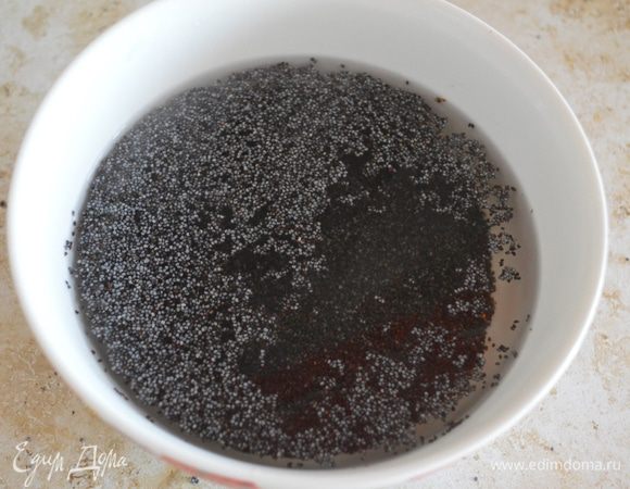 Мак залить кипятком, отставить на 30 минут.