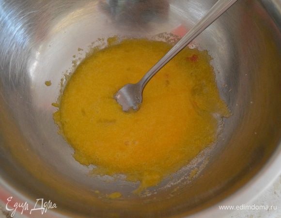 Готовим тесто: Яйца разделить на белки и желтки. Желтки растереть с сахаром (Белки уйдут в начинку чуть позже).