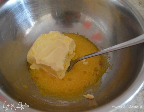 Добавить размягченное сливочное масло комнатной температуры.