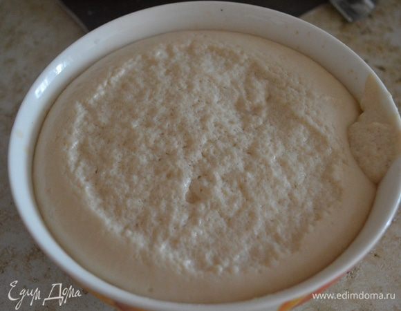 У меня ушло 15-20 минут на то, чтобы опара увеличилась в два раза. Прошу извинения за испорченную шапочку, она пристала к полотенцу.