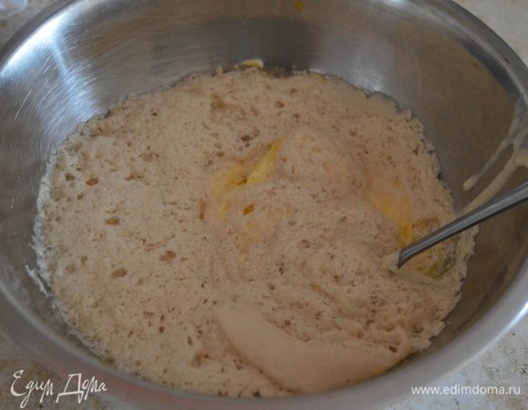 Опару добавляем к яично-масляной массе.