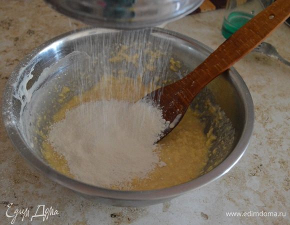 Туда же поэтапно вмешиваем просеянную муку, соль