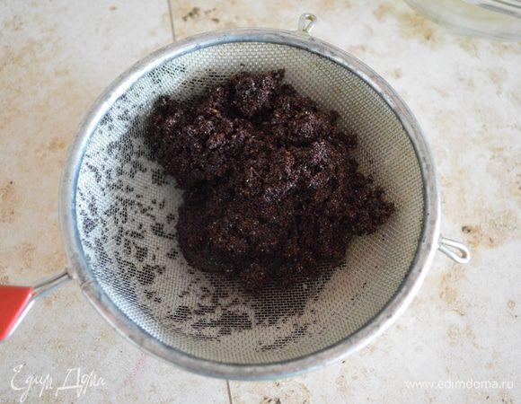 Пока тесто подходит. С мака сливаем воду