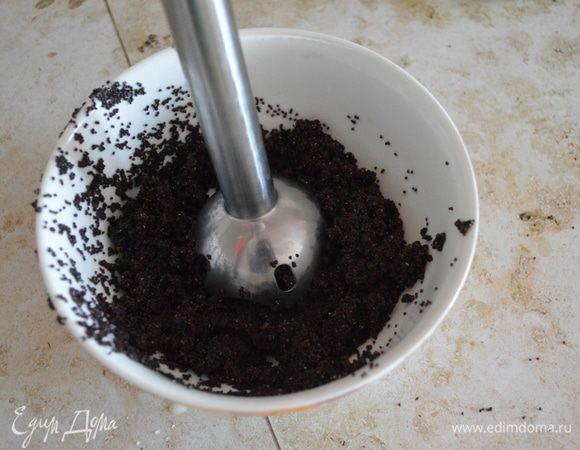 Измельчаем с помощью блендера с 1 ст. л. сахара.