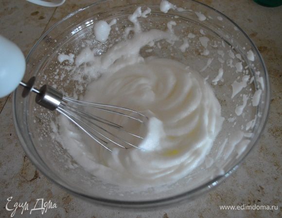Белки взбиваем в густую пену.
