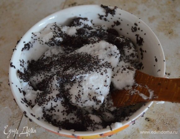 Смешиваем белки с маком.