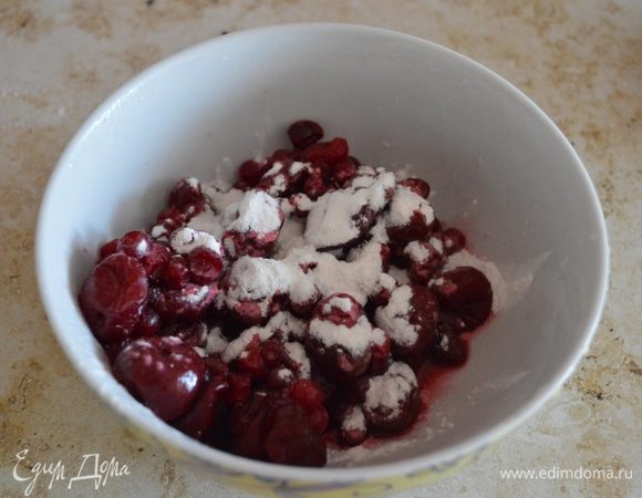 Вишню присыпать крахмалом (стакан у меня традиционный граненый, объемом 220-230 грамм, если под завязку).