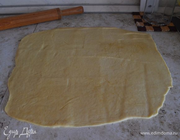Готовое тесто раскатать в пласт толщиной 5-7 мм.