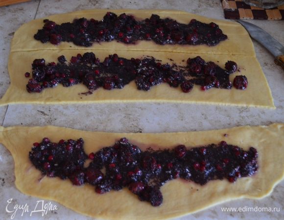 Разрезать на три прямоугольника и равномерно выложить начинку.